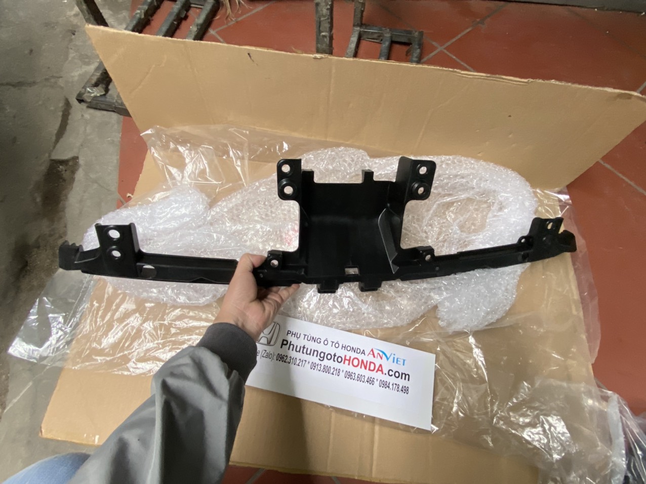 Tay bắt, Đế đỡ mặt ca lăng xe Honda CRV 2018-2022